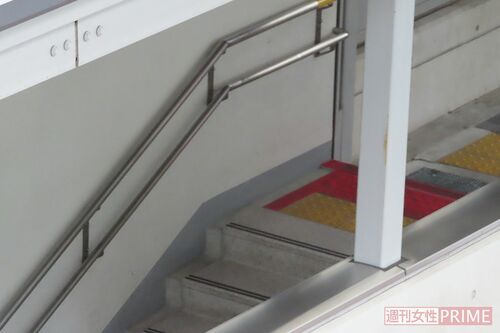 盗撮現場の駅階段は急角度で