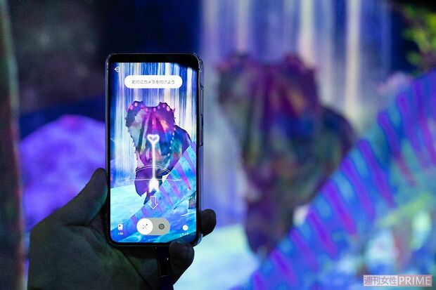 『Galaxy & チームラボ：捕まえて集める恐竜の森』アプリで捕まえる恐竜（撮影／矢島泰輔）