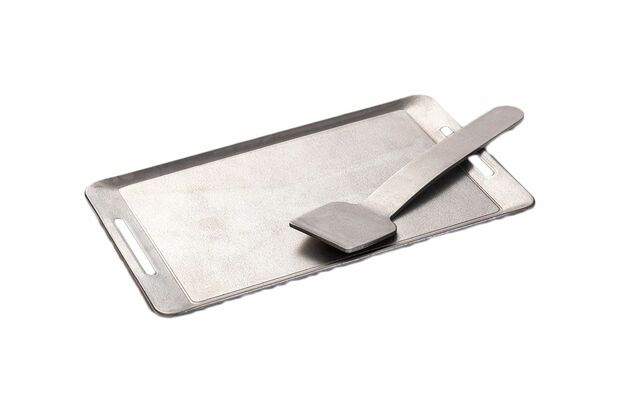 ダイソーミニ鉄板（リフター付き）ソーセージやおつまみを焼くのに役立つ