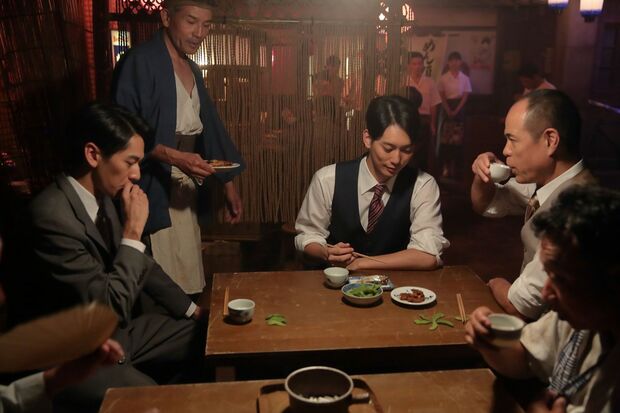 男子会“タノシカ”で男たちは息巻く　(c)NHK