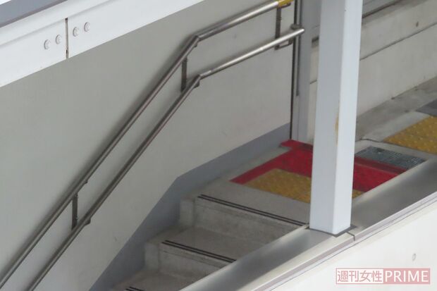 盗撮現場の駅階段は急角度で