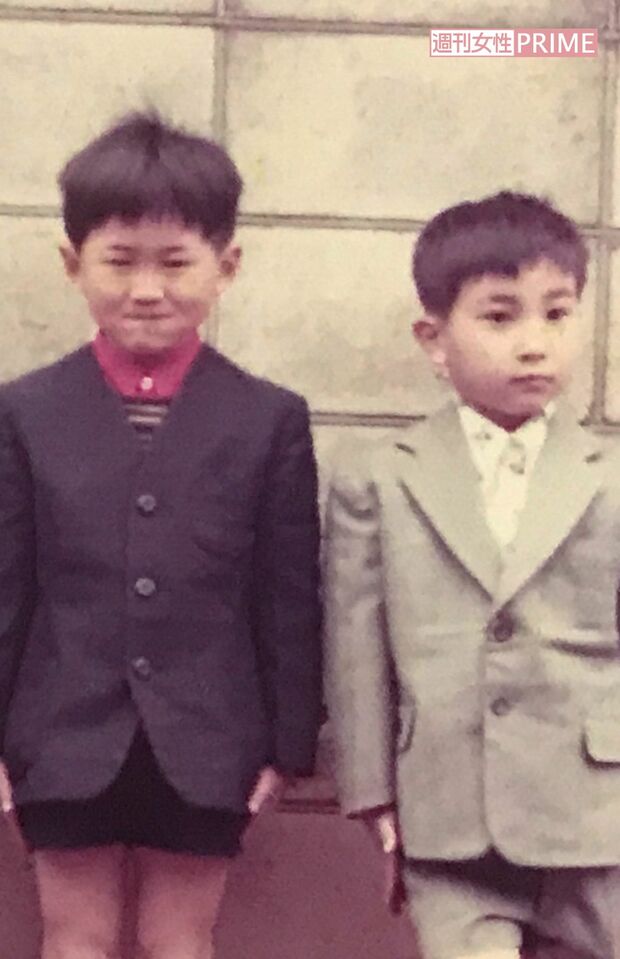 幼なじみと、極度の口下手だった秋葉さん（右）