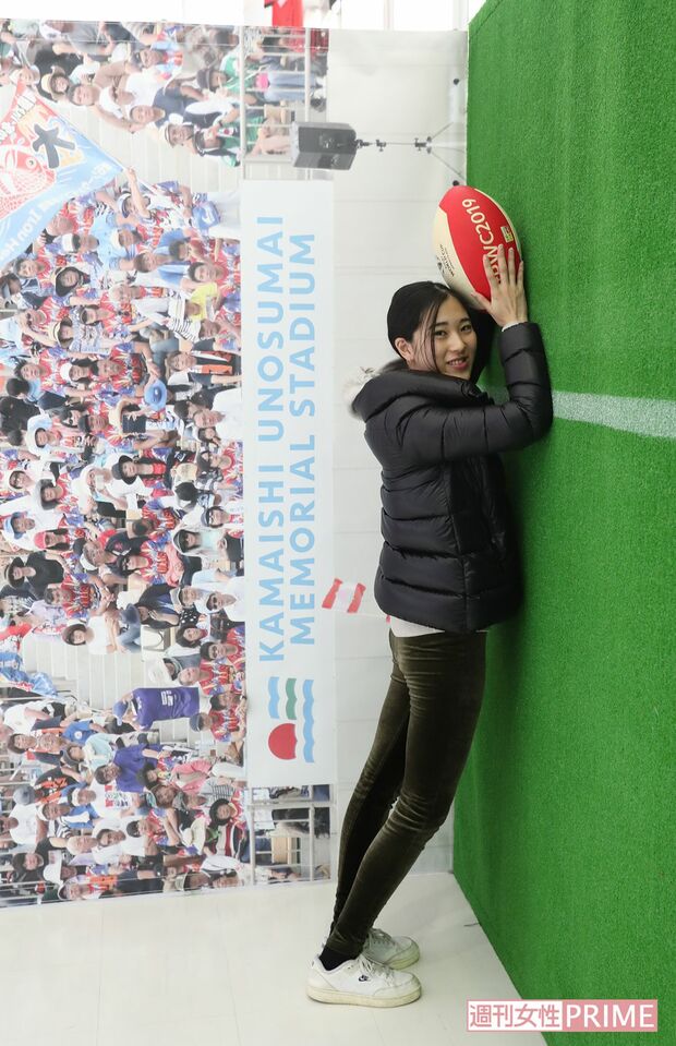 釜石シープラザ2階のラグビーカフェで、“トライを決めたトリック写真”が撮れる記念撮影コーナーにて。撮った写真を90度右に倒すと……ナイストライ！