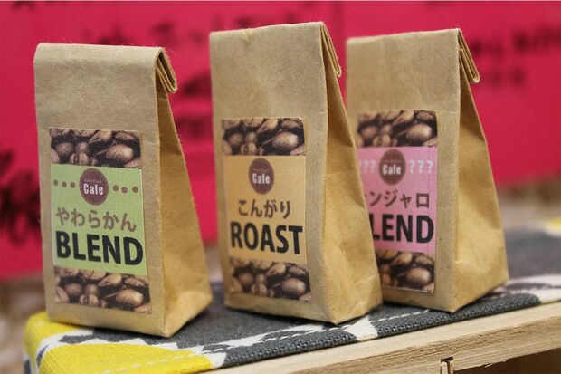 カフェのディスプレーには終日禁煙、オリジナルブレンドのコーヒー豆などこだわり満載