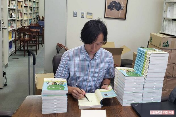 『こども六法』をできるだけ手に取りやすい価格にするために、クラウドファンディングを実施。その出資者へのリターンとして本にサインをして贈呈