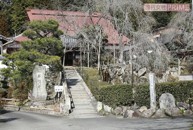 信長を討ったあと、山崎の戦いに敗れ坂本城へ逃げる際に命を落とした光秀。その首が葬られているとされる谷性寺には光秀の首塚が