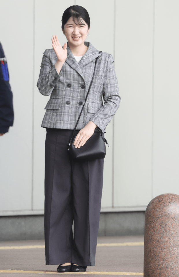 '25年5月 能登をご訪問(2日目)。グレーチェックのダブルジャケットをお召しに。「黒のワイドパンツはセンタープリーツ入りでキリッとした印象。ジャケット丈やパンツの幅まで、愛子さまのパンツスタイルの完成形がここに見えますね」(日置さん)