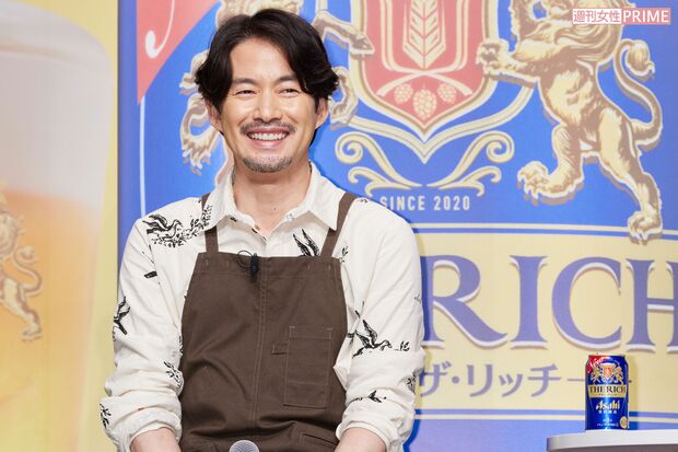『アサヒザ・リッチ』のCMに出演する竹野内豊