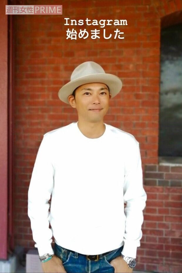 初めてのインスタでも、右手首にはブレスレットが