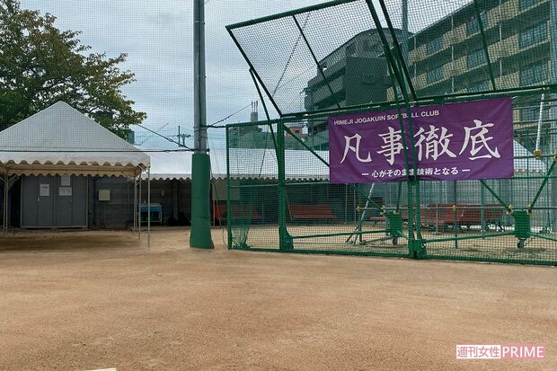 バックネットにはスローガン「凡事徹底」の横断幕が