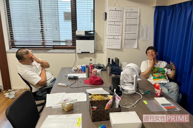 現在はコントツアー真っ只中。事務所での打ち合わせにも熱が入る