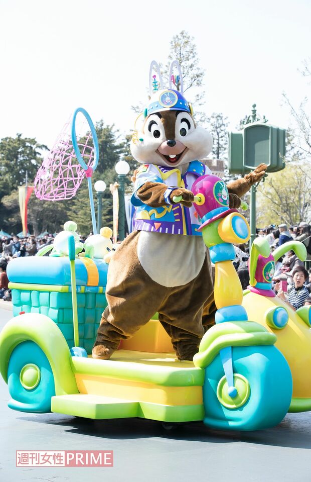 チップとデールのコンビはカートに乗ってる！ 虫取り網での捕獲を狙う（東京ディズニーランド）　撮影／廣瀬靖士