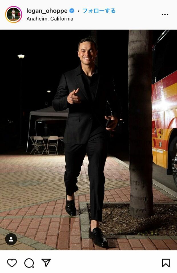 黒のスーツ姿のオホッピー。ハリウッド俳優のようだ（本人インスタグラムより）