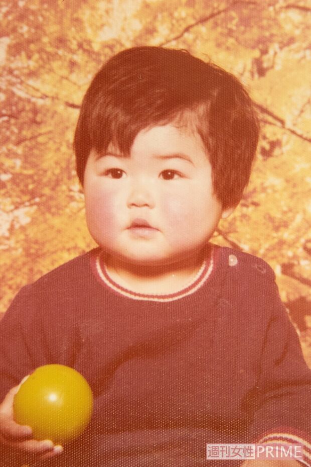 焼け跡から見つかった家族の思い出写真。中には一部焼けているものも