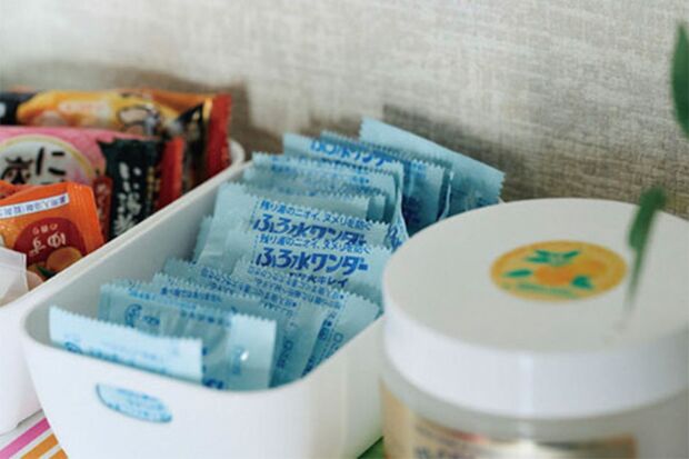 1粒15円程度。100円ショップで購入した小物入れに入れて収納している（写真／林ひろし）『72歳、好きな服で心が弾む、ひとり暮らし』から抜粋