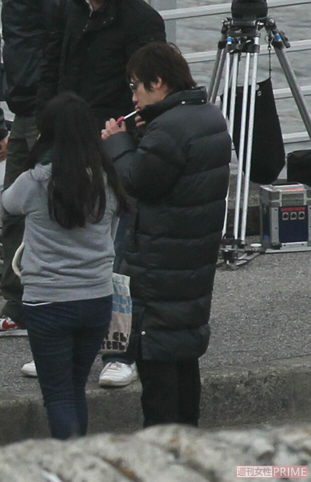 映画『プラチナデータ』のロケの合間にも、路上で一服していた二宮和也（'12年4月）