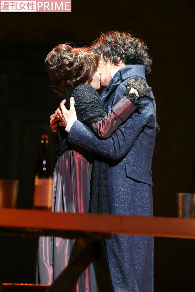 恋人の伯爵令嬢・ヨゼフィーネ（奥貫薫）とは、熱いキスシーンも