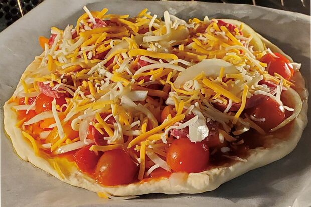 初めてピザ生地からやってみました。大セイコー。旦那は明日も食べる～！！って。明日は庭のチムニィ～で焼いてみる～」（2021年1月17日）