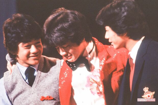 『ハッとして!Good』でレコード大賞最優秀新人賞を受賞し、歓喜の涙にむせぶトシちゃん。マッチもヨッちゃんもお祝いに駆けつけた!　今以上に、賞に権威があったころ（'80年12月）