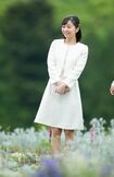 仙台市内の青葉山公園で約200品種、12万株の花苗が植えられた“はなばた飾り”をご覧になる佳子さま 撮影/JMPA