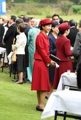 佳子さまは紅赤のような正統派な色味、後ろに見えるのは愛子さま
