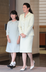 2013年、6月、スペイン公式訪問から帰国される皇太子さま（当時）をおふたりでお出迎え（撮影／JMPA）