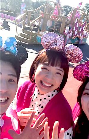 物議を醸しているカチューシャをつけてパレードを楽しむ動画（東京ディズニーリゾート公式Xより）