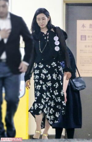 “かか”役・木村多江。小走りで車へ