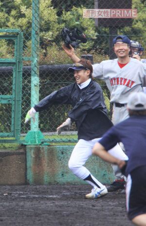 2009年7月、俳優チームの草野球に参加する中居正広5