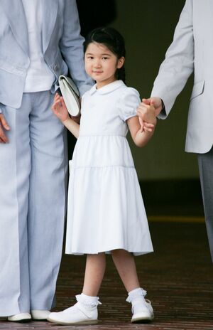 '07年8月(5歳)スカート部分が段々状のティアードになった、淡いブルーグレーのワンピース。「ティアードのスカートは身長が高く、脚も長くなられている証拠ですね(撮影/JMPA)