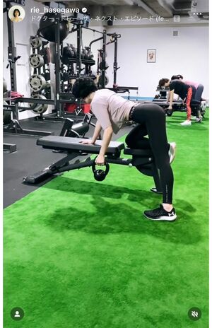 パツパツレギンス姿でトレーニングする長谷川(本人インスタグラムより)