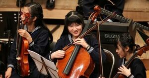 チェロの演奏をご披露。周りの生徒たちとも笑顔でコミュニケーションを(4月12日)