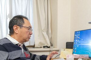 書籍化を目指し、パソコンに向かって左手一本で闘病記を入力する 撮影/佐藤靖彦