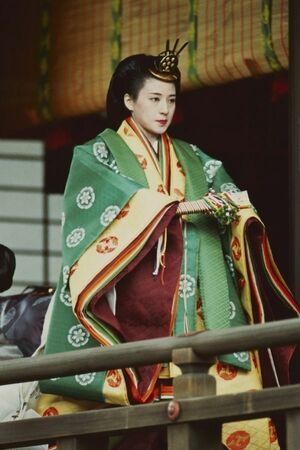 『結婚の儀』で、「賢所」を十二単姿で歩かれる雅子さま。緊張感が伝わってくる('93年6月)