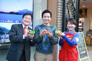 長澤由美子さん（右）◎岩手県産株式会社・販売。高橋大就さん（中央）◎東の食の会・企画。佐々木桂三さん（左）◎岩手缶詰株式会社・製造