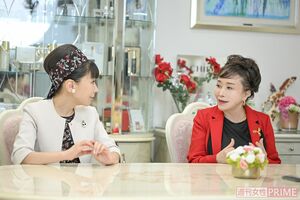 おふたりは『美の象徴』でもあるバラが大好き。勝見さんは商品に、西出さんは社名に「ローズ」と名付けているほど。勝見さんのオフィスにはバラが随所に飾られている（撮影／渡邉智裕）