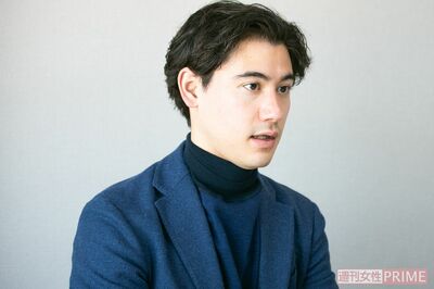 インタビューに答える国山ハセン