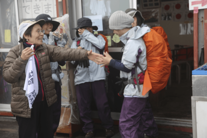 2016年、最後の富士山で。人生の先輩として、東北の高校生に温かく手を差し伸べる