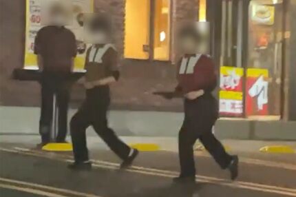 トレーを持って足を前に踏み出す…この動きでオペレーションコンテストで予選を突破したという（Twitterより）