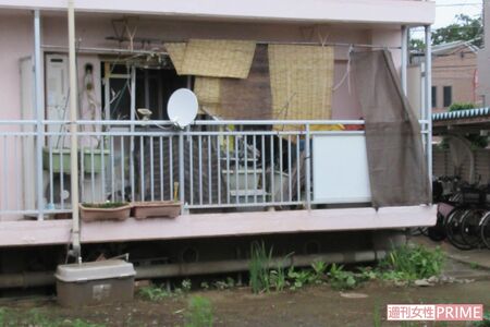 容疑者宅のベランダには荷物が散乱していて……