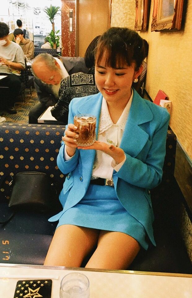 レトロなスーツを着て喫茶店に行くことも。阪田の周りだけ昭和のような雰囲気が漂う（写真／本人提供）