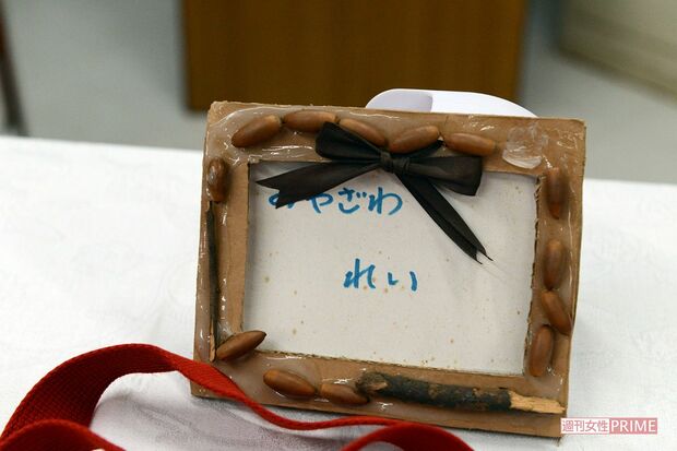 礼くんが拾ったどんぐりで作られた写真立て（名前は保育園の先生が書いたという）