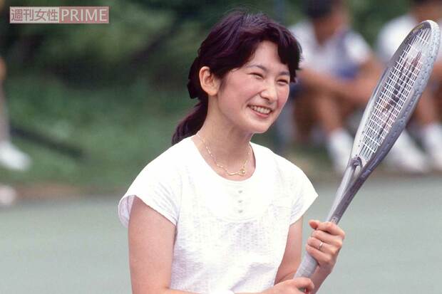 ご結婚の年の’90年8月、ご静養先の軽井沢でテニスを楽しまれる紀子さま（当時23歳）