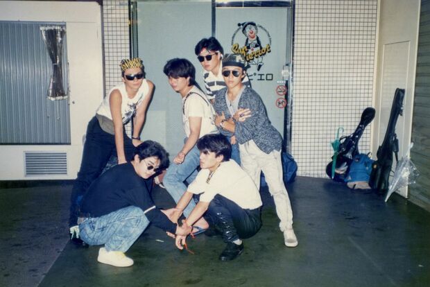 中学時代、バンドメンバーと。後列左が根本さん