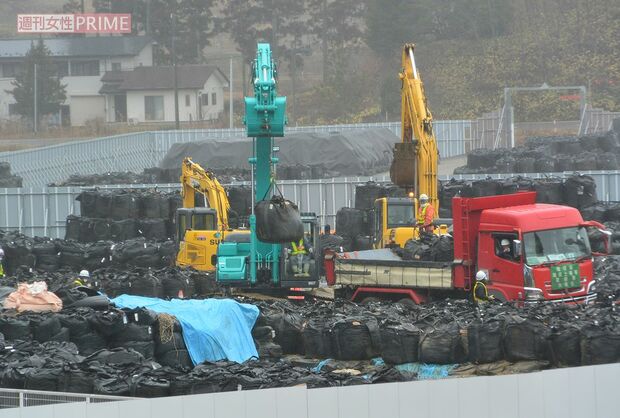 福島県内ではいたるところに汚染土が入ったフレコンバッグの山が残る