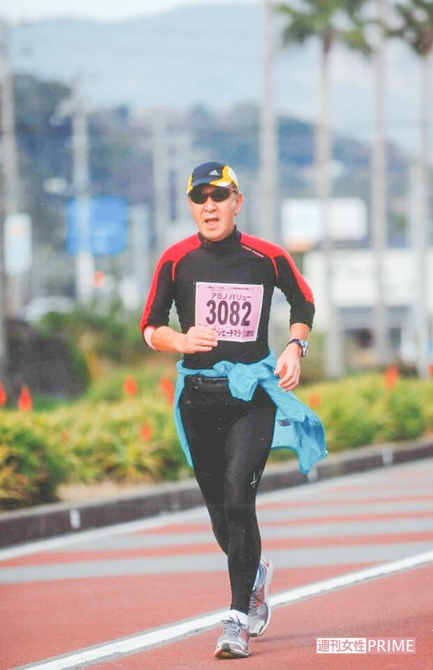 59歳からマラソンを始め、ホノルルマラソンにも出場。フルマラソンの最高タイムは5時間23分。写真は伊東のマラソン大会のもの（2013年撮影）