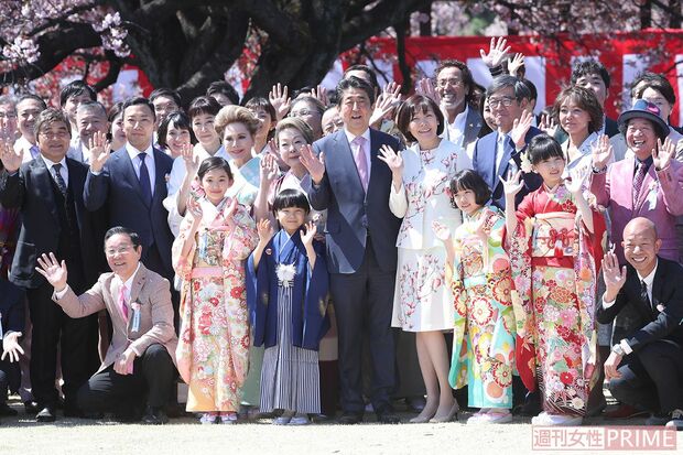 大勢の著名人に囲まれ、ご満悦の安倍首相の隣で笑顔を見せる昭恵夫人（今年4月）