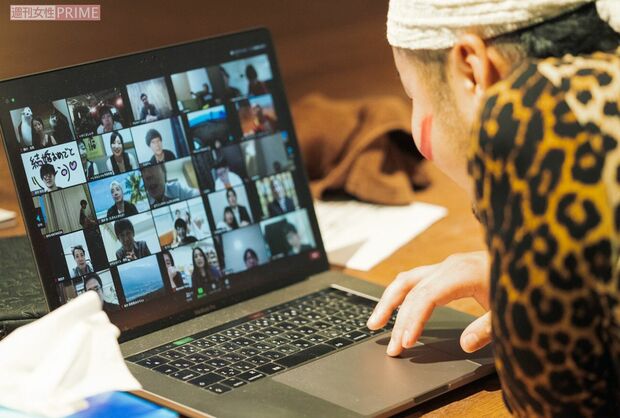 出席者の様子をパソコンでチェック　（『バンビーノ』藤田裕樹のオンライン結婚式の様子）