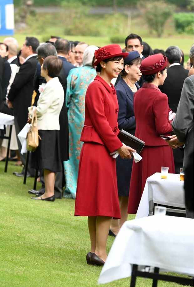 佳子さまは紅赤のような正統派な色味、後ろに見えるのは愛子さま