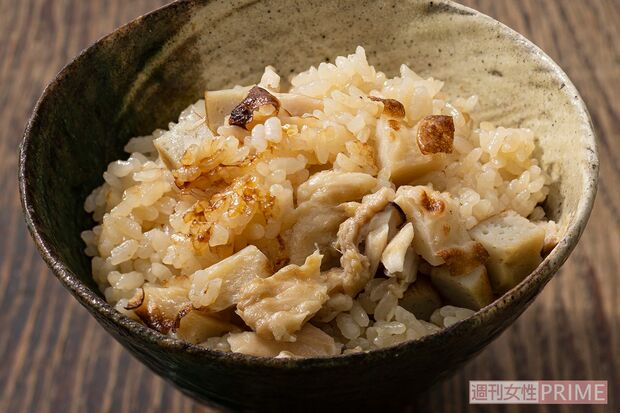 小林まさみさん＆まさるさんの「手羽先と具なしロールキャベツのおでん」を使った翌日の「おでんの煮汁で炊き込みご飯」（撮影／廣瀬靖士）